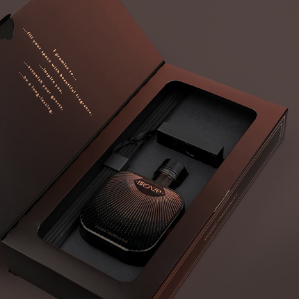 Prabangi kartoninė dėžutė su UV laku ir įdėklu